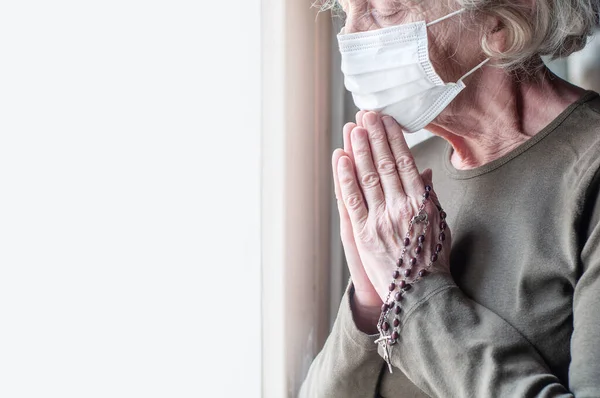 Anciana Con Una Máscara Respiratoria Médica Cerca Ventana Reza Con —  Fotos de Stock