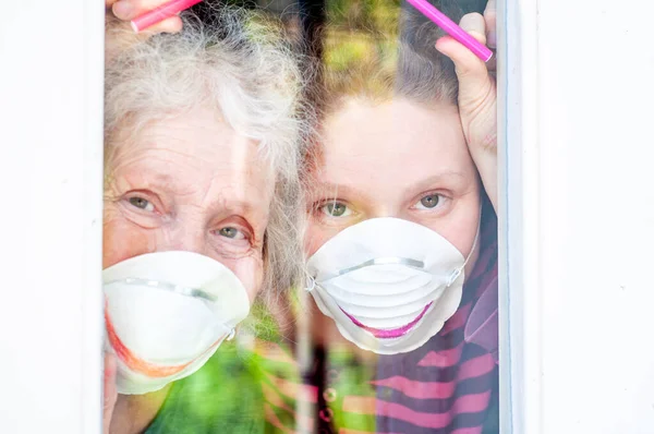 Hija Feliz Mamá Anciana Las Máscaras Respiratorias Que Divierten Cerca —  Fotos de Stock