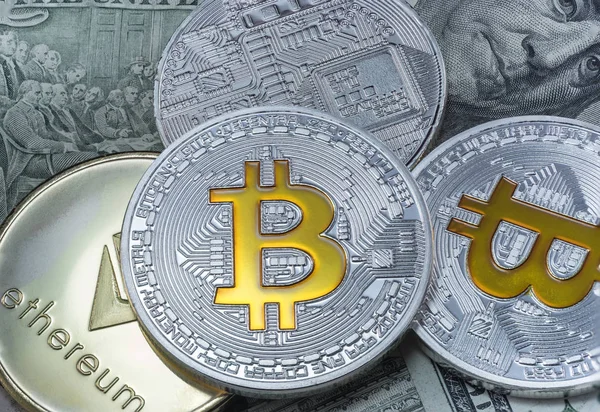 Mynt Bitcoin Och Ethereum Dollarn Anteckningar Royaltyfria Stockfoton