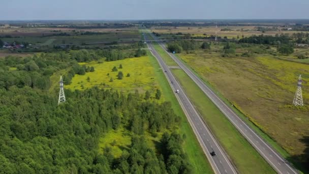 Vista Aérea Uma Estrada Duas Faixas Que Passa Entre Campo — Vídeo de Stock