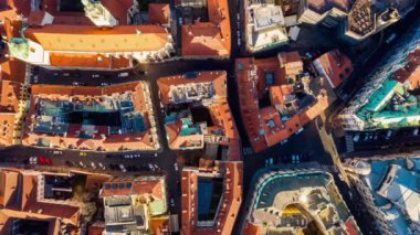 Çek Cumhuriyeti 'nin Prag şehrinde güzel bir zaman çizelgesi çekildi. Yükseklikten arabaları ve dar sokaklardan hızla geçen insanları görebilirsin. Terracotta çatıları Tepeden manzara.
