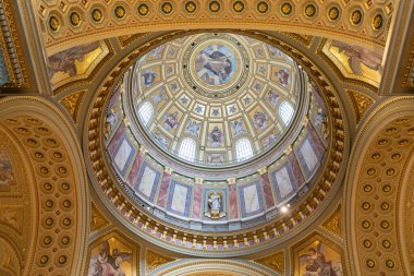 Macaristan 'ın başkenti Budapeşte' deki Sant Istvan Bazilikası 'na bakın. Boyalı ve dekore edilmiş kubbe..