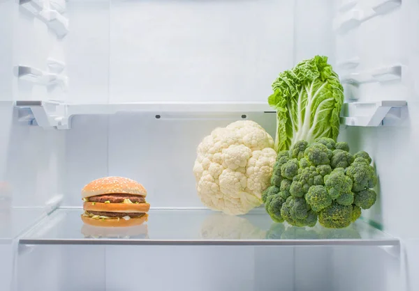 Hamburguesa Verduras Frescas Uno Frente Otro Refrigerador Vacío Elección Entre — Foto de Stock