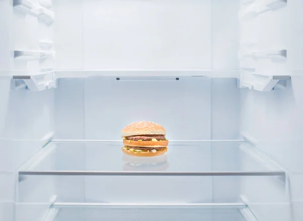 Una Hamburguesa Encuentra Centro Refrigerador Vacío — Foto de Stock