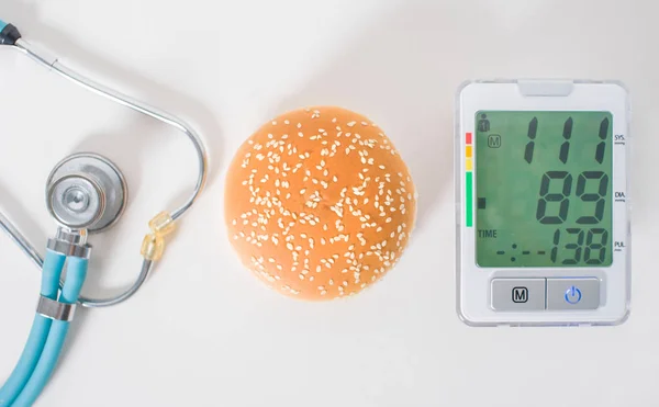 Гамбургер Стетоскоп Манометр Білому Тлі Вид Зверху Ефекти Здоров Нездорової — стокове фото