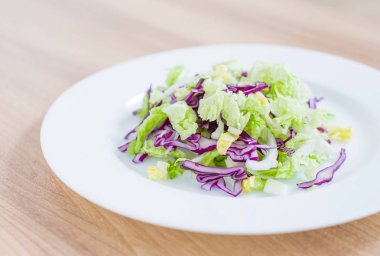 Taze vejetaryen kırmızı ve yeşil lahana salatası masaya yakın plan.