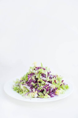 Beyaz arka planda taze vejetaryen salatası.