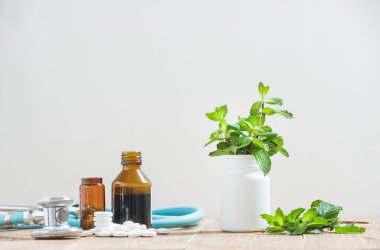 Modern tıbbın tabletleriyle geleneksel tıbbın tıbbi bitkilerinin karşılaştırılması. Organik bitkisel hazırlığa ve kimyasal ilaca bir alternatif..