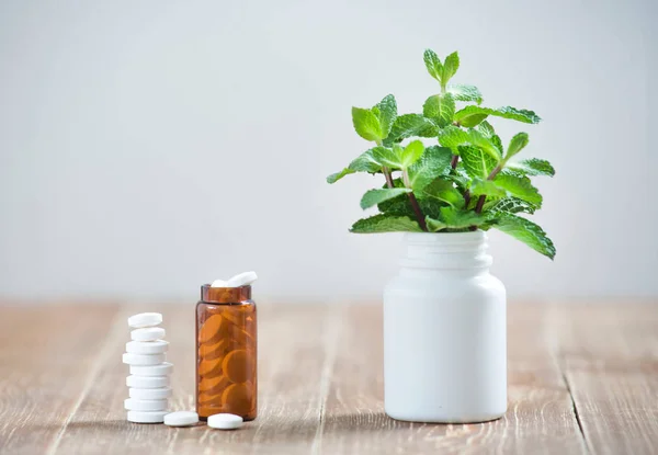 Comparison of tablets of modern medicine with medicinal plants of traditional medicine. An alternative to an organic herbal preparation and chemical medicine.