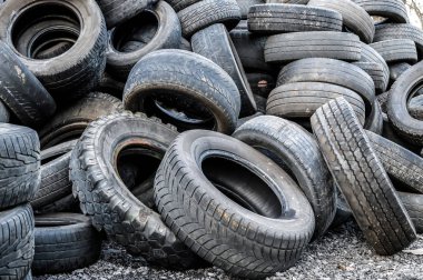 Bir sürü eski, kirli, yıpranmış araba lastiği. Yakın plan.