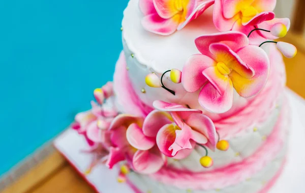 Grande Bolo Férias Rosa Branco Decorado Com Flores Uma Bandeja — Fotografia de Stock