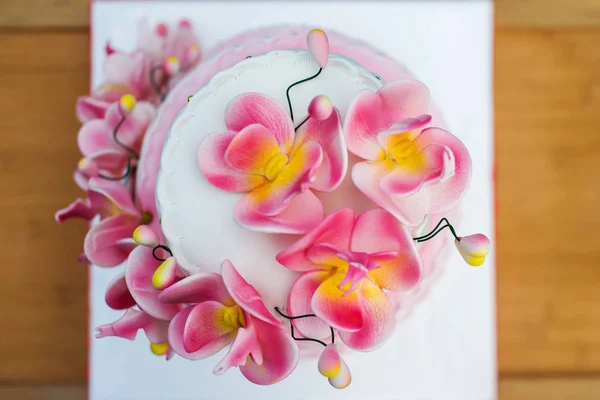 Большой Бело Розовый Праздничный Торт Украшен Цветами Деревянном Столе Крупным — стоковое фото