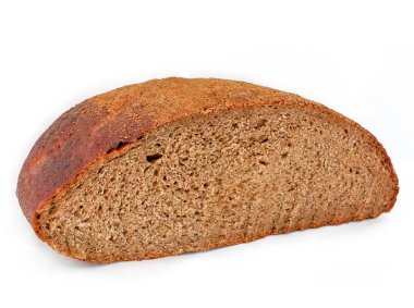 Yarım somun koyu çavdar ekmeği Beyaz arka planda yakın plan