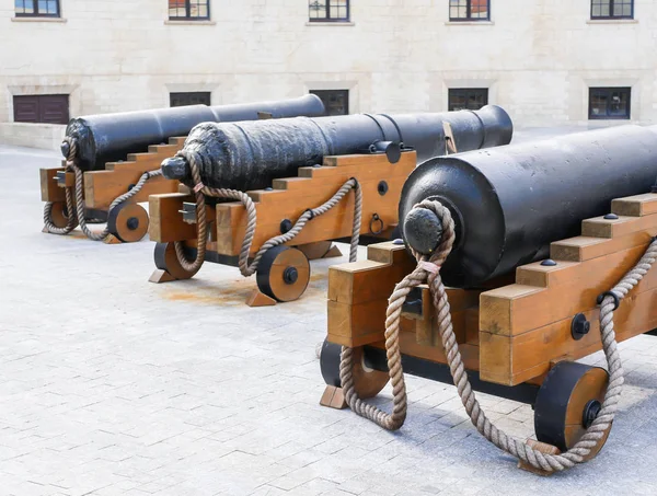 Oude Gietijzeren Artillerie Kanonnen Staan Een Rij Achteraanzicht Perspectief — Stockfoto