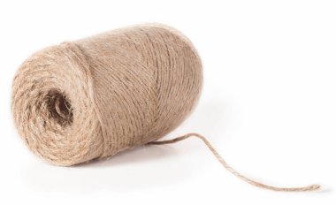 İzole edilmiş beyaz arka planda jüt sicim topu