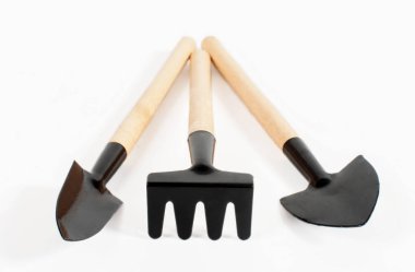 Beyaz arka planda çeşitli küçük bahçe araçları