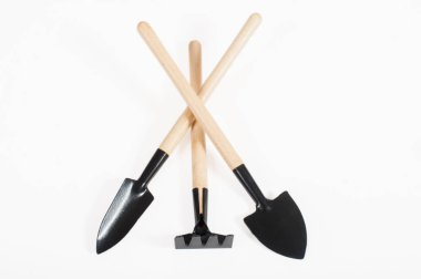 Beyaz zemin üzerinde çeşitli küçük bahçe araçları yakın plan, üst görünüm