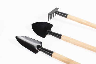 Beyaz arka planda çeşitli küçük bahçe araçları