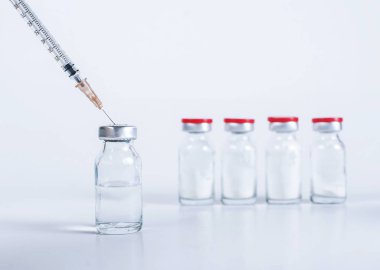 Şırınga bir şişeden ilaç alıyor.