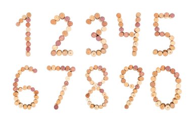 Beyaz arka planda izole edilmiş şarap mantarlarından numaralar.