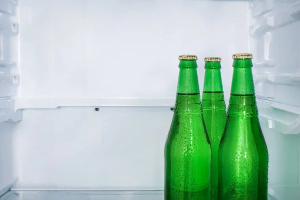 Три Пітні Пляшки Пива Полиці Порожньому Холодильнику Копіювати Простір — стокове фото