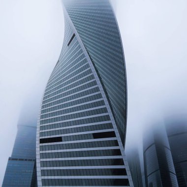 Yoğun siste, modern gökdelen, yakın plan. Kare kırpma