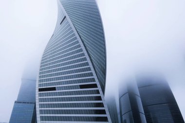 Yoğun siste modern uzun gökdelen, yakın çekim