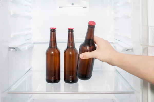 Рука Людини Бере Пляшку Пива Холодильника Крупним Планом — стокове фото