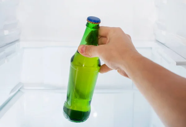 Mão Masculina Leva Uma Garrafa Cerveja Geladeira — Fotografia de Stock