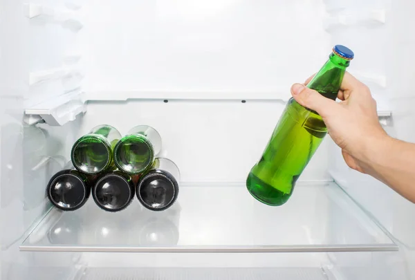 Mão Homem Tira Uma Garrafa Cerveja Frigorífico Close — Fotografia de Stock