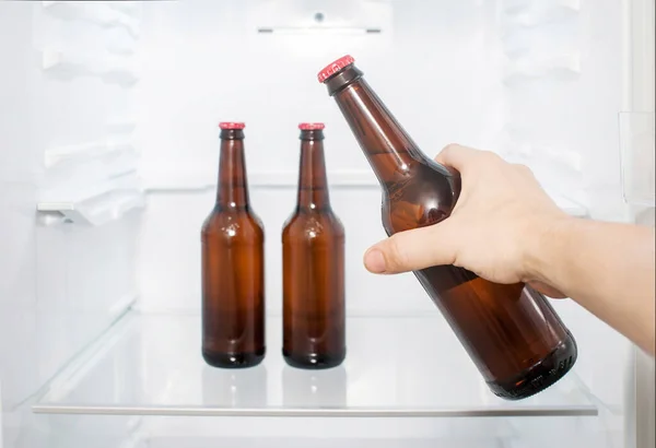 Mano Hombre Toma Una Botella Cerveza Del Refrigerador Primer Plano — Foto de Stock