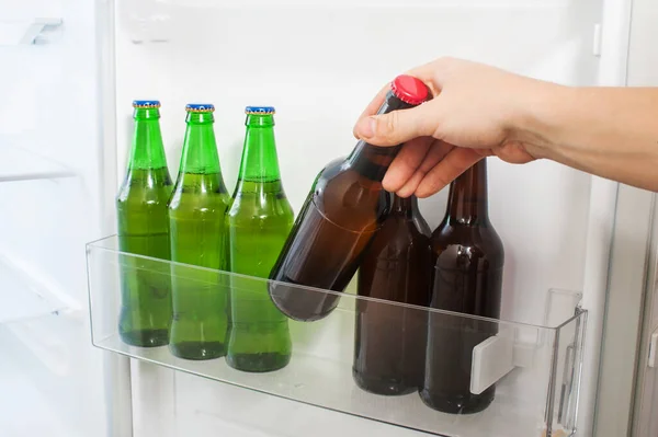 Mão Masculina Leva Uma Garrafa Cerveja Porta Frigorífico — Fotografia de Stock