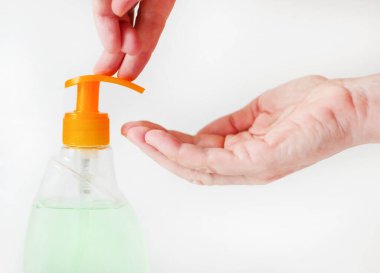 Bir kadın elindeki antibakteriyel jelden hoşlanır. yakın plan