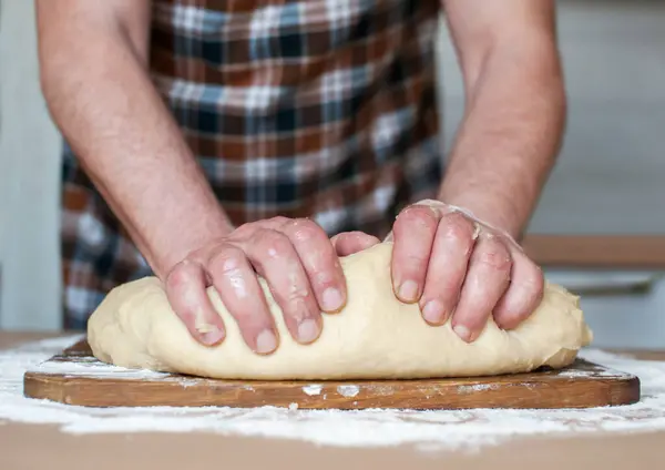 Uomo Grembiule Impasta Impasto Una Tavola Legno Mani Alto — Foto Stock