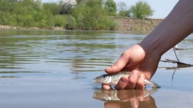 Adamın biri kirli bir cipin farını peçeteyle siliyor. Eller yukarı.