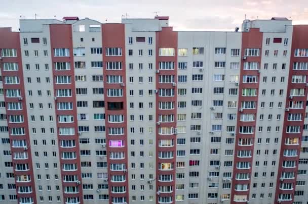 Akşamları Çok Katlı Bir Binanın Cephesinde Zaman Kaybı — Stok video