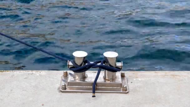 Nouvelle Borne Amarrage Corde Bleue Sur Jetée Sur Fond Mer — Video