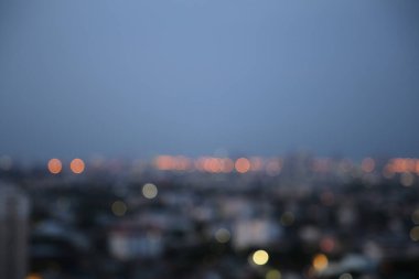 Hafif bir gece Bokeh City bulanıklığı. Soyut güzel arkaplan.
