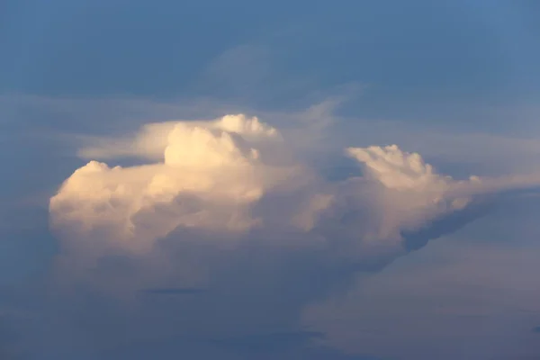 Wielka Chmura Unosząca Się Niebie Strzał Bliska — Zdjęcie stockowe