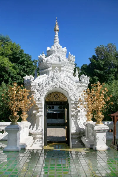 Templo branco do arco — Fotografia de Stock