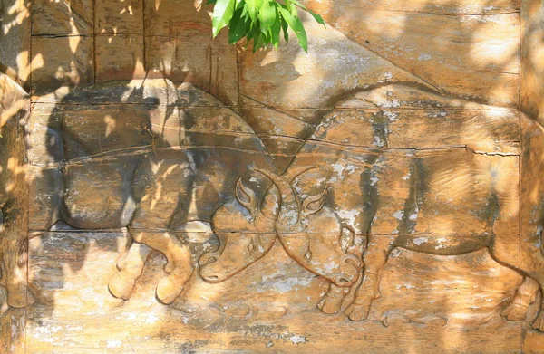 Hout gesneden stier vechten — Stockfoto