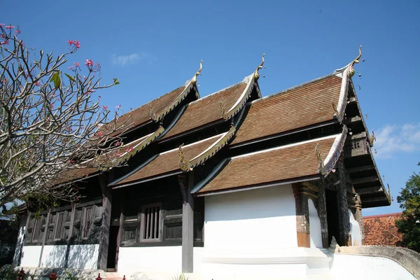 Edificio arquitectónico templo budista en el norte de Tailandia —  Fotos de Stock