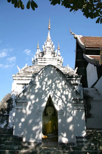 Αρχιτεκτονικό κτίριο βουδιστικό ναό στη Βόρεια Ταϊλάνδη — Φωτογραφία Αρχείου