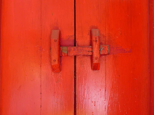 红色木质门 — 图库照片