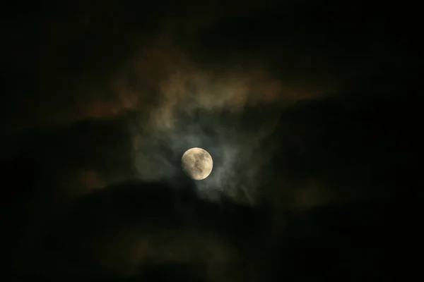 Луна / Луна облачная ночь — стоковое фото