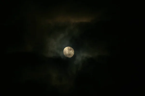 A noite nublada Lua / Lua — Fotografia de Stock