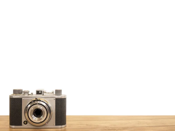 35 мм пленочная камера на белом фоне — стоковое фото