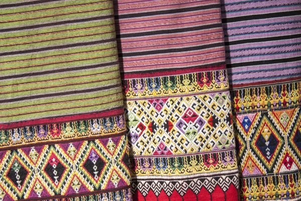 Geleneksel kostümleri ile pamuk dokuma / Tayland halk Tekstil geleneksel Tekstil yapılan doğal pigmentler. Tayland için benzersiz olan Dokuma desen