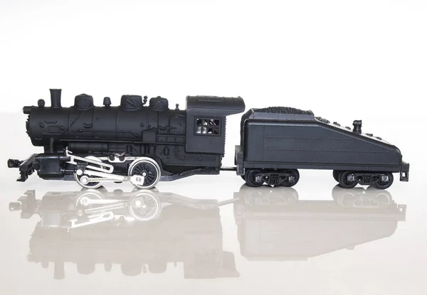 蒸汽机车模型火车 隔离白色 — 图库照片
