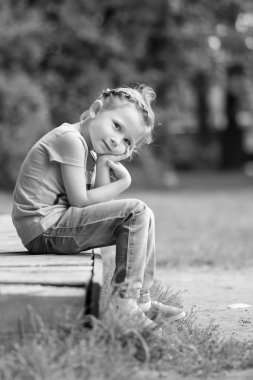 Yaz günü parkta sevimli küçük kız